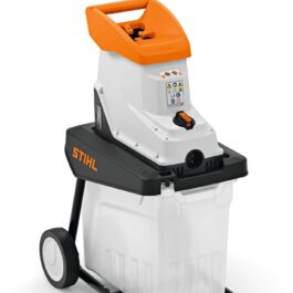 Rozdrabniacz gałęzi STIHL GHE 140 L w ogrodzie
