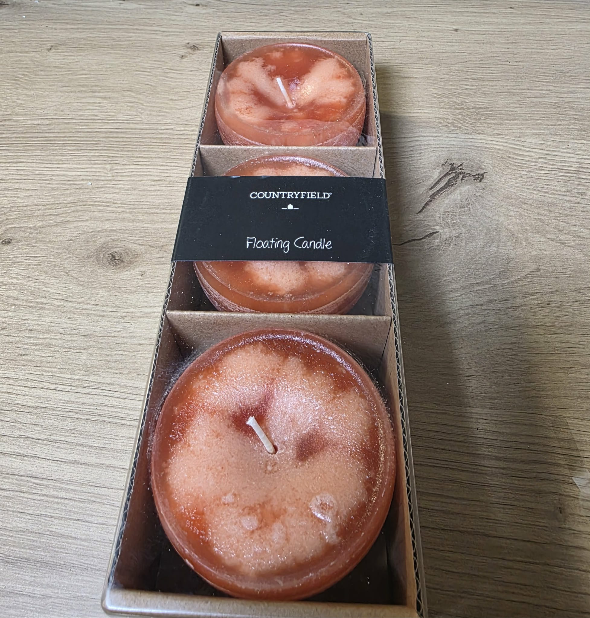 Świeca pływająca Countryfield – zestaw 3 szt. o średnicy 7 cm to elegancka dekoracja do mis i pojemników z wodą. Długi czas palenia do 18 godzin zapewnia ciepły, nastrojowy efekt na wiele godzin.