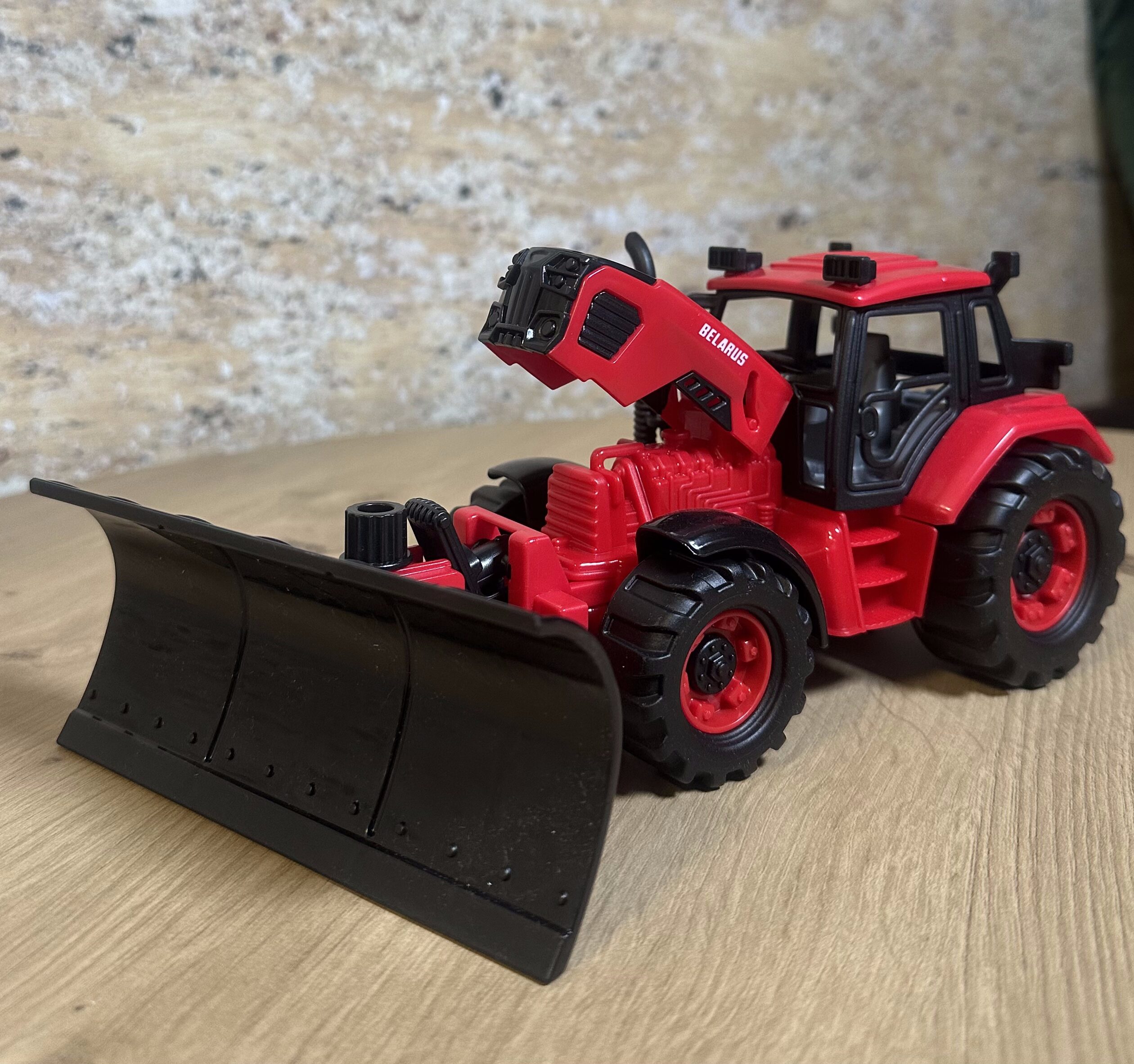 Zabawka traktor z lemieszem BELARUS Polesie – traktor do odśnieżania dla dzieci - obrazek 3