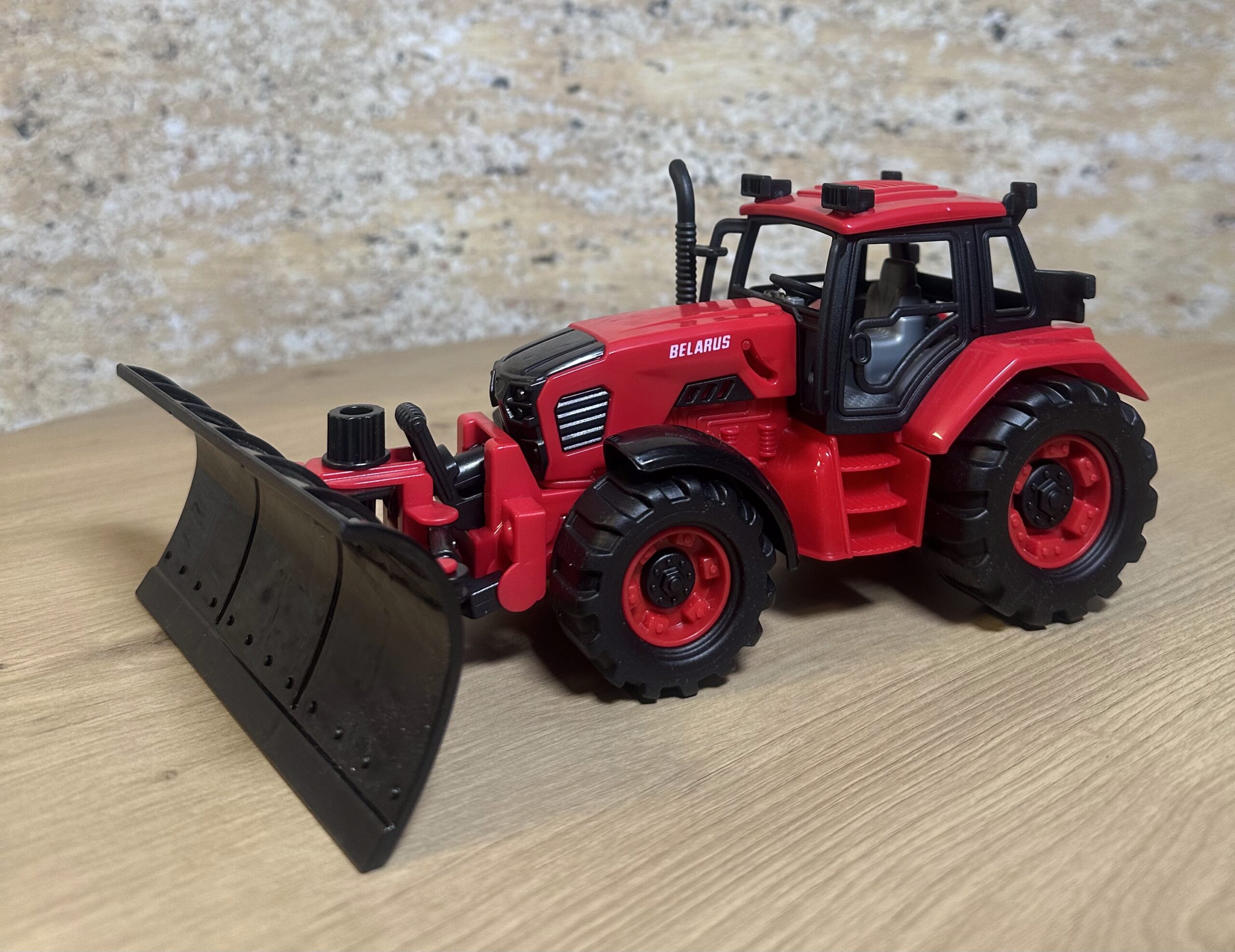 Zabawka traktor z lemieszem BELARUS Polesie – traktor do odśnieżania dla dzieci - obrazek 5