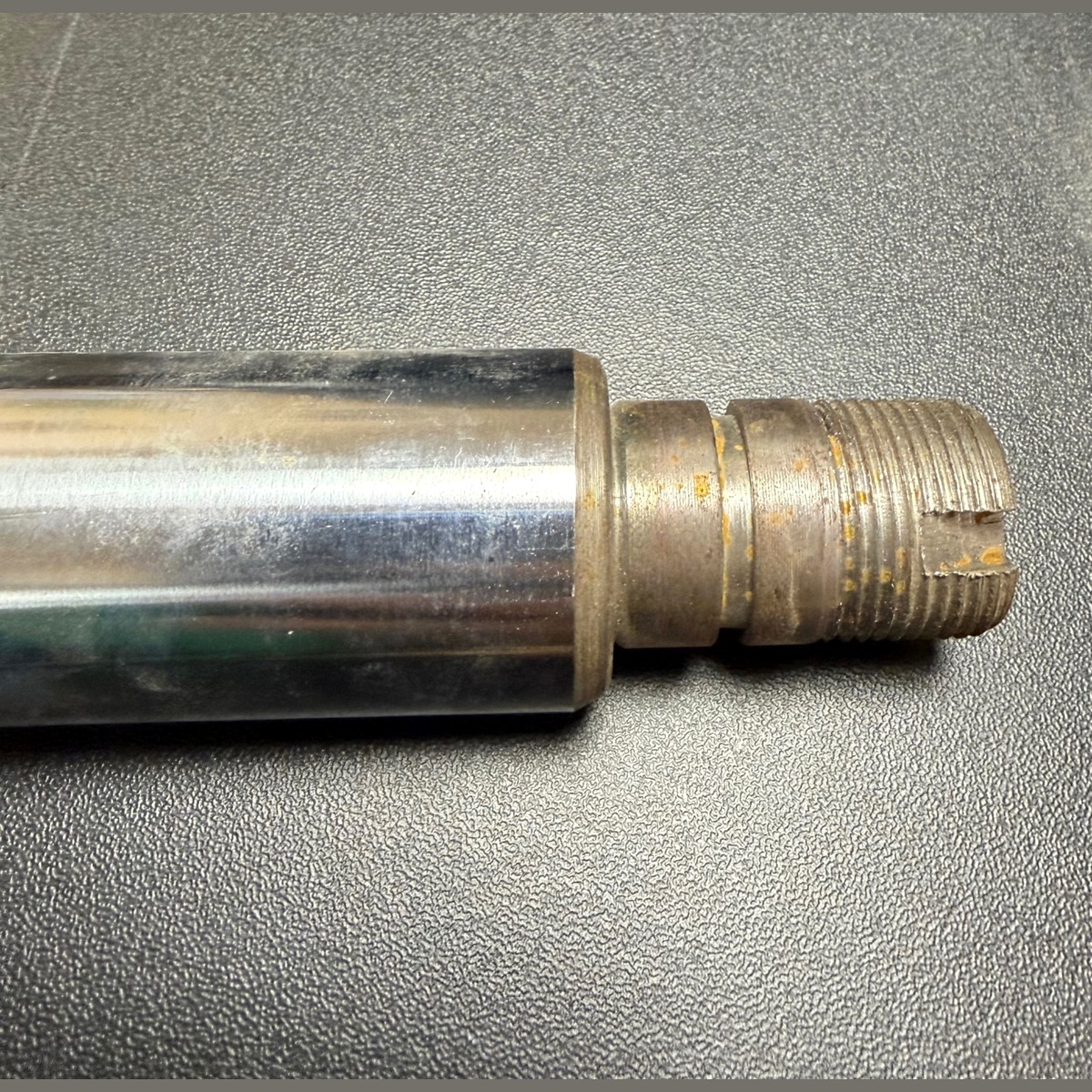 Tłoczysko podnośnika 70118029 – tłoczysko siłownika pomocniczego Zetor